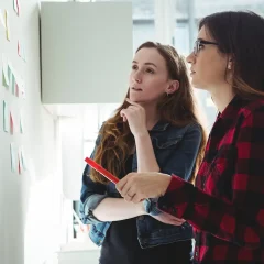 business-executives-discussing-sticky-notes copie